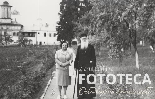 Episcopul Iosif Gafton împreună soţia lui Ion Popescu-Puţuri