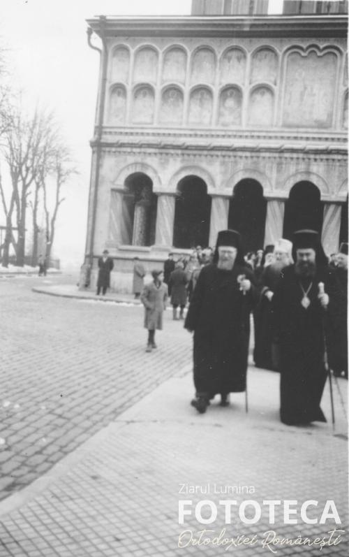 Episcopii Nicolae Popovici şi Antim Nica după slujba oficiată în catedrala patriarhală din Bucureşti