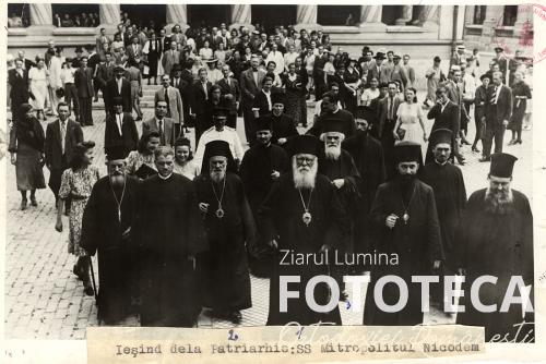 Patriarhul Nicodim Munteanu ieşind din catedrala patriarhală 
