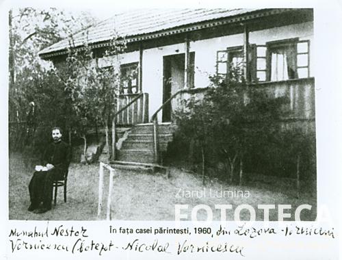 Ieromonahul Nestor Vornicescu în faţa casei părinteşti din Lozova-Vorniceni, jud. Lăpuşna