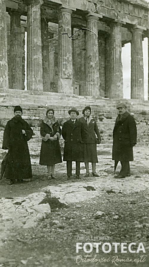 Visarion Puiu, alături de prof. Constantin N. Tomescu şi alţi laici la Parthenonul din Atena