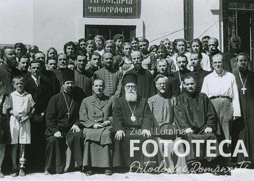 Mitropolitul Visarion Puiu în mijlocul funcţionarilor tipografiei Misiunii Ortodoxe Române din Transnistria