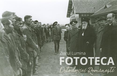 Mitropolitul Visarion Puiu, însoţit de guvernatorul Gheorghe Alexianu, vizitând un lagăr de prizonieri sovietici