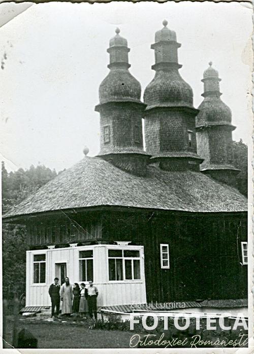 Egumenul Vasile Vasilache şi credincioşi în faţa bisericii schitului Pocrov al mănăstirii Neamţ