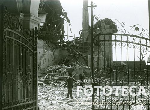 Cimitir neidentificat afectat de bombardamente