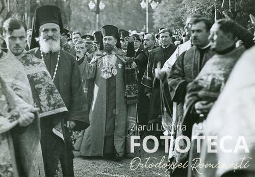 Mitropolitul Visarion Puiu al Bucovinei însoţit de clerici şi credincioşi