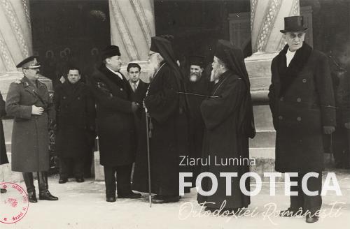Patriarhul Nicodim Munteanu şi prof. Ion Petrovici în faţa catedralei patriarhale