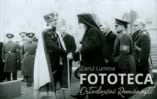 Regele Carol al II-lea îl salută pe patriarhul Miron Cristea 