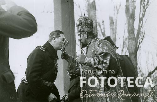 Regele Carol al II-lea sărutând Sf. Cruce cu ocazia slujbei de sfinţire a apelor
