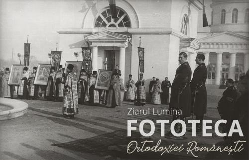 Slujbă oficiată în faţa crucii din dreptul catedralei din Chişinău, în prezenţa regelui Carol al II-lea şi al principelui Mihai