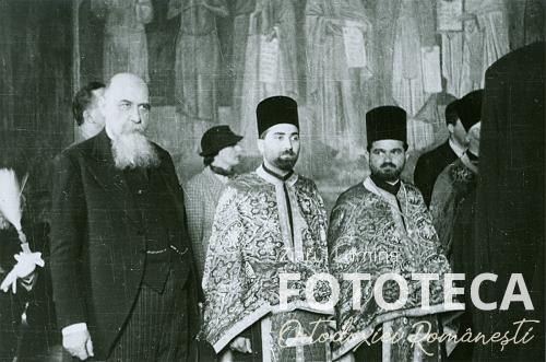 Profesorul Nicolae Iorga, alături de doi preoţi, participând la o slujbă religioasă