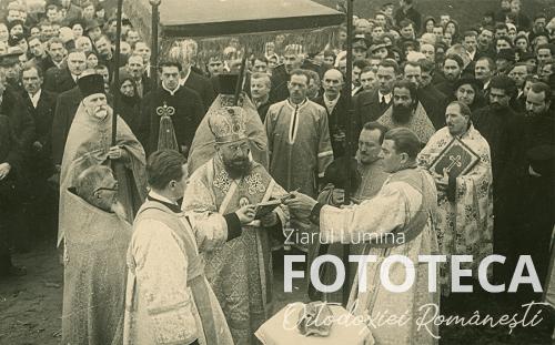 Sfinţirea bisericii „Sf. Apostoli Petru şi Pavel” din cartierul Horecea de către mitropolitul Visarion Puiu al Bucovinei