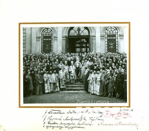 Delegaţia Patriarhiei Ecumenice alături de mitropoliţii Nicodim al Moldovei şi Visarion al Bucovinei şi alţi clerici şi credincioşi 