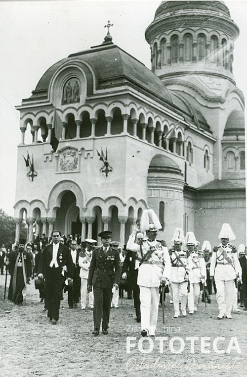 Regele Carol al II-lea, principele Mihai şi demnitari în faţa catedralei din Bălţi
