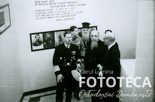 Regele Carol al II-lea , profesorul Nicolae Iorga şi patriarhul Miron Cristea la expoziţia „Luna Bucureştilor” 