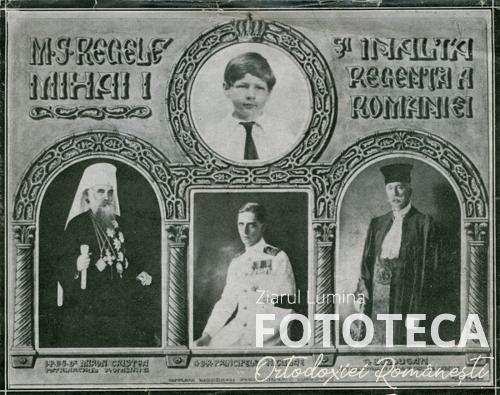 Ilustrată reprezentând componenţa regenţei care a condus România: patriarhul Miron Cristea, principele Nicolae şi Constantin Buzdugan în jurul principelui Mihai