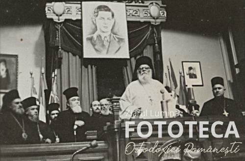 Patriarhul Nicodim Munteanu ţinând un discurs la congresul „preoţilor democraţi”