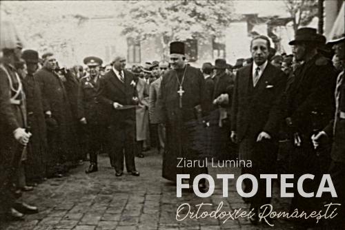 Preotul Constantin Burducea şi prim ministrul Petru Groza intrând la lucrările congresului „preoţilor democraţi”