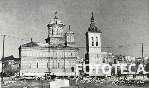 Biserica şi turnul clopotniţă ale mănăstirii Mihai Vodă din Bucureşti în curs de translare