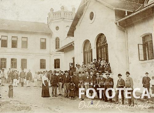 Membri ai corpului didactic cu dr. C. Istrati la cas ade odihnă din mănăstirea Tismana, jud. Gorj