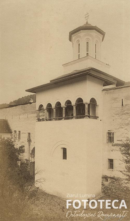 Vedere exterioară cu paraclisul mănăstirii Hurezi, jud. Vâlcea
