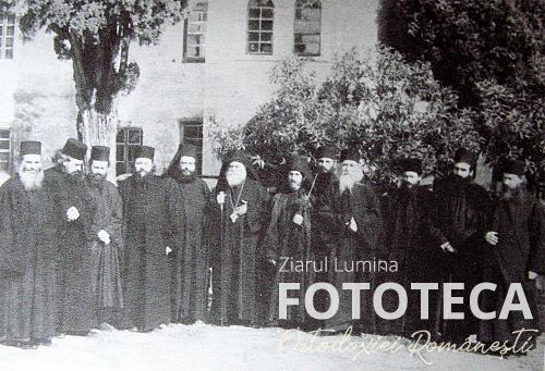 Ieromonahul Cleopa Ilie în mijlocul călugărilor de la Schitul românesc Prodromul din Muntele Athos