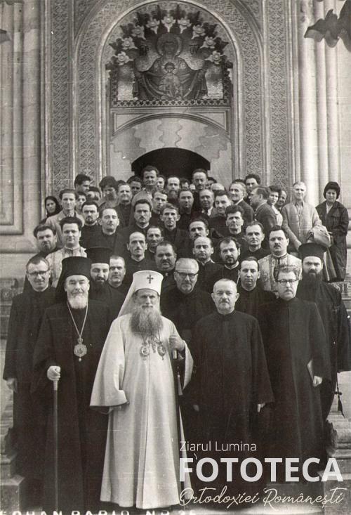 Patriarhul Justinian şi episcopul vicar Pavel Şerpe în mijlocul preoţilor participanţi la a XLVI-a serie a cursurilor de îndrumări misionare de la Curtea de Argeş
