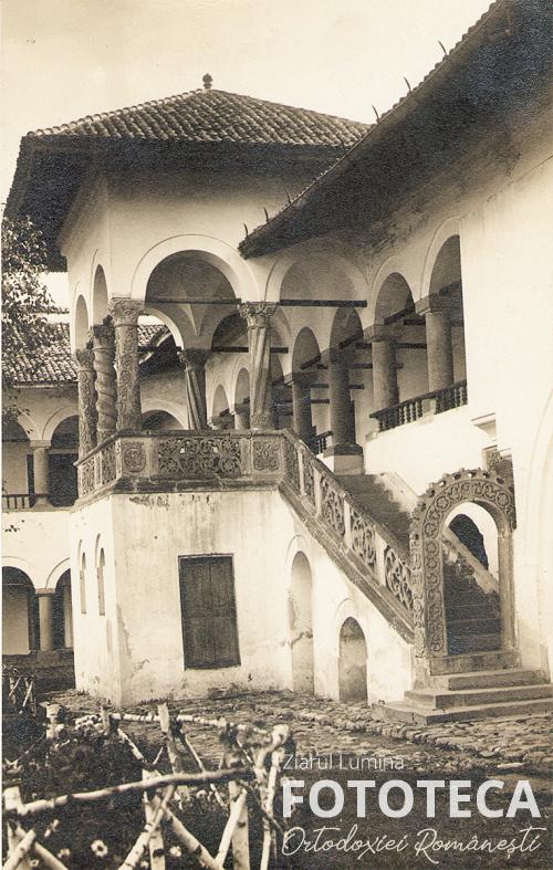 Carte poştală privind foişorul de la mănăstirea Hurezi, jud. Vâlcea (foto: J. Fischer)