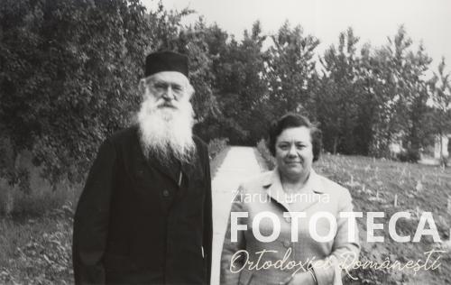 Episcopul Iosif Gafton împreună soţia lui Ion Popescu-Puţuri
