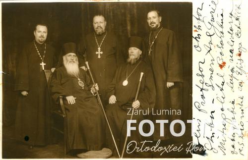 Mitropolitul Gurie Grosu al Basarabiei şi episcopul Dionisie Erhan al Cetăţii Albe-Ismail, împreună cu clerici basarabeni
