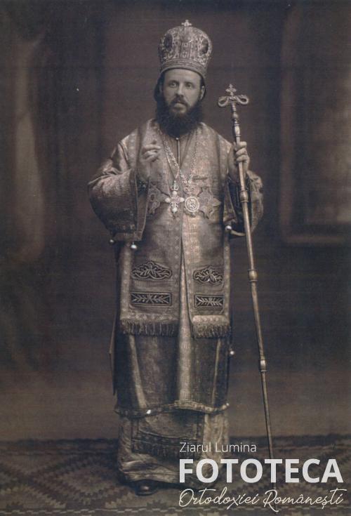 Episcopul Partenie Ciopron al Armatei în veştminte liturgice