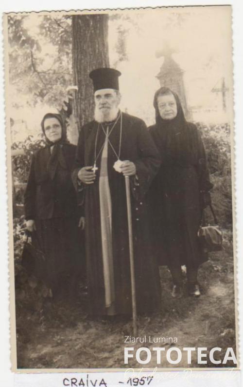 Episcopul Policarp Moruşca alături de rude ale sale 
