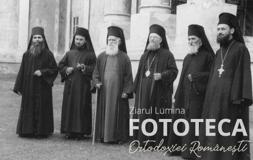Episcopul Nicolae Popovici alături de monahi de la mănăstirea Cheia