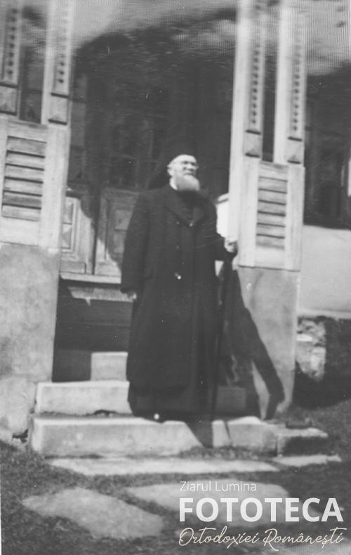 Nicolae Popovici, fost episcop al Oradiei, în faţa chiliei sale de la mănăstirea Cheia