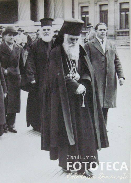 Patriarhul Miron Cristea la ieşirea din catedrala patriarhală din Bucureşti
