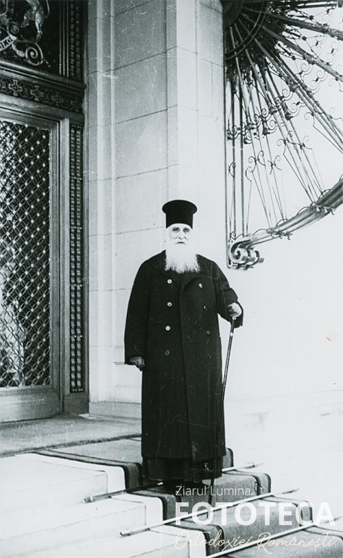Patriarhul Miron Cristea la intrarea în Palatul Regal din Bucureşti