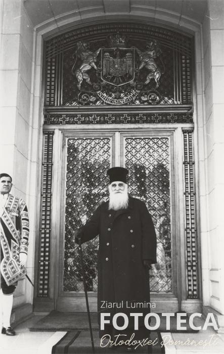 Patriarhul Miron Cristea la intrarea în Palatul Regal din Bucureşti