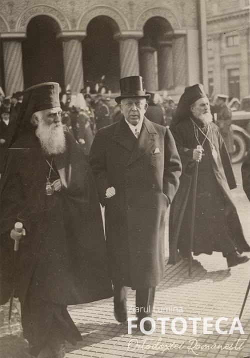 Patriarhul Miron Cristea şi Octavian Goga, în plan îndepărtat Veniamin Pocitan, vicar al Mitropoliei Ungrovlahiei