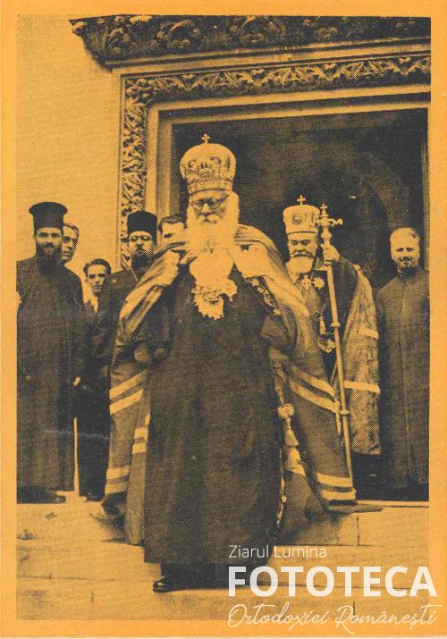 Patriarhul Nicodim Munteanu ieşind din palatul patriarhal, urmat de mitropolitul Nicolae Bălan al Ardealului