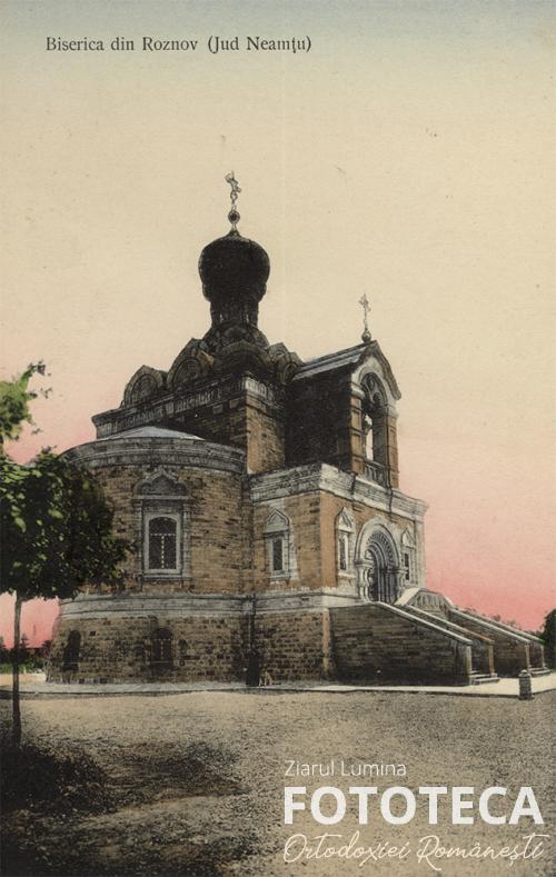 Carte poştală color reprezentând biserica din Roznov, jud. Neamţ