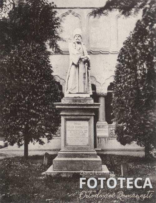 Statuia boierului Colţea din faţa bisericii cu acelaşi nume din Bucureşti
