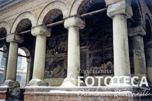 Coloanele pridvorului de la biserica Creţulescu din Bucureşti