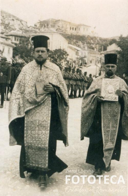 Preotul Ilie Imbrescu, alături de coslujitorul său, preotul Aurel Popescu,  la o solemnitate religioasă în oraşul Balcic