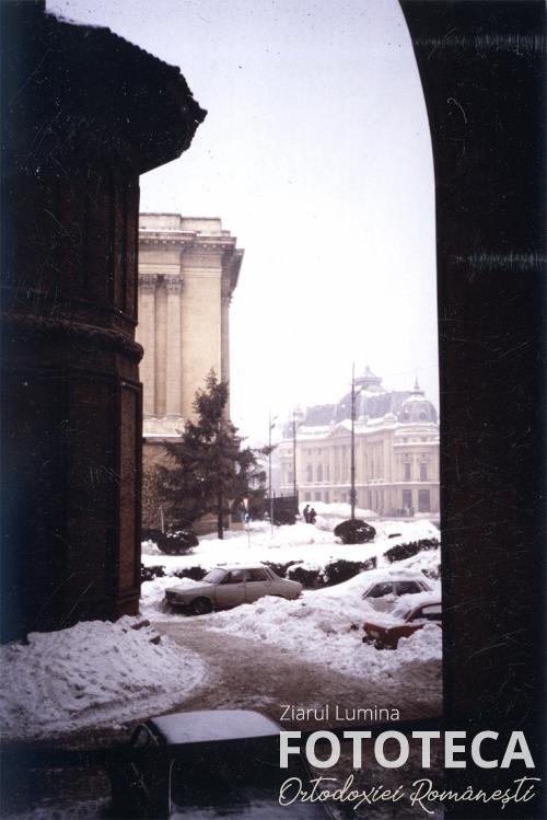 Vedere cu parte din biserica şi fostul palat regal din Bucureşti