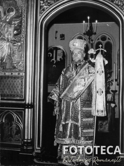 Episcopul Teofil Ionescu al românilor din Apus în faţa altarului bisericii româneşti din Paris