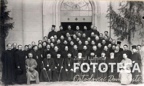 Preoţi şi clerici ardeleni în faţa mausoleului lui Andrei Şaguna de la Răşinari