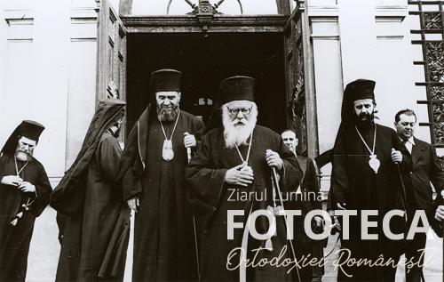 Mitropolitul Nicodim Munteanu la ieşirea din catedrala mitropolitană, alături de episcopii Lucian Triteanu şi Nifon Criveanu