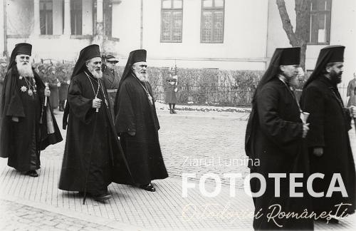 Patriarhul Miron Cristea, episcopii Dionisie Erhan şi Nifon Criveanu şi arhimandritul Efrem Enăchescu