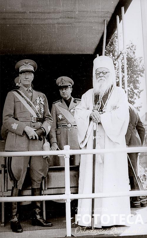 Patriarhul Nicodim Munteanu la o ceremonie, alături de militari italieni