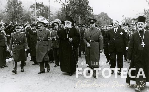 Patriarhul Nicodim Munteanul la o ceremonie a Frontului Renaşterii Naţionale